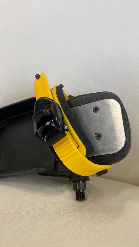 support pedal with heel-cup and easy to use ratchet strap