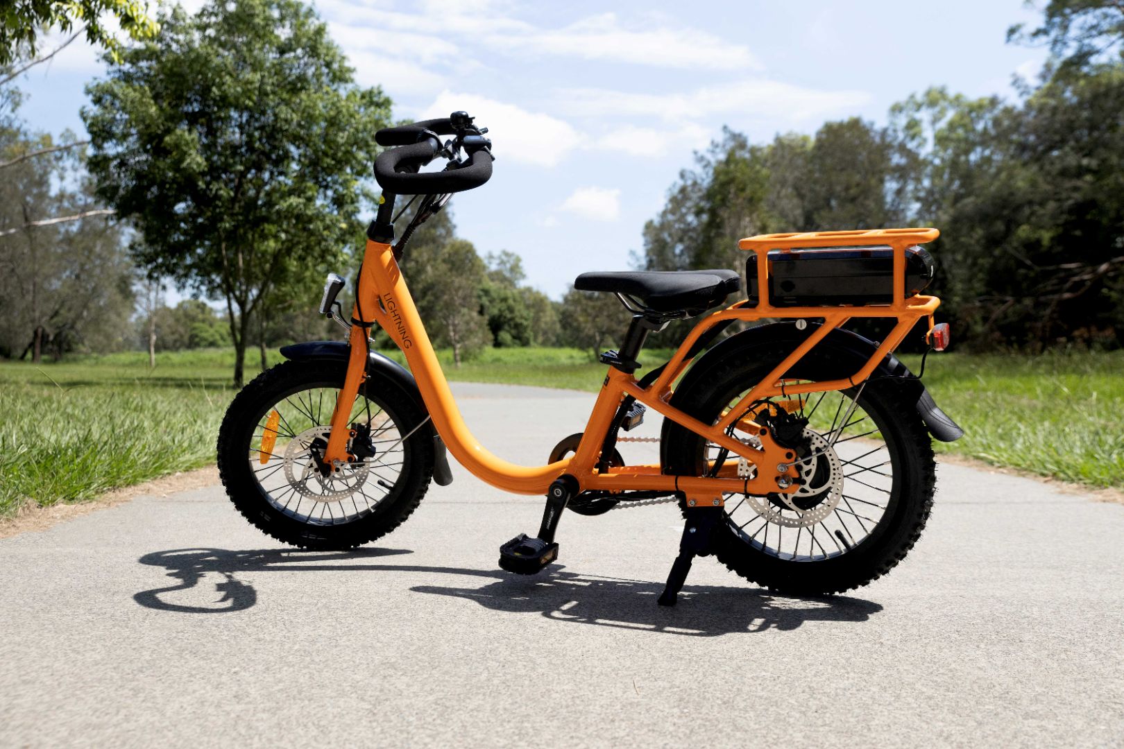 Electric bike with stabilisers outlet